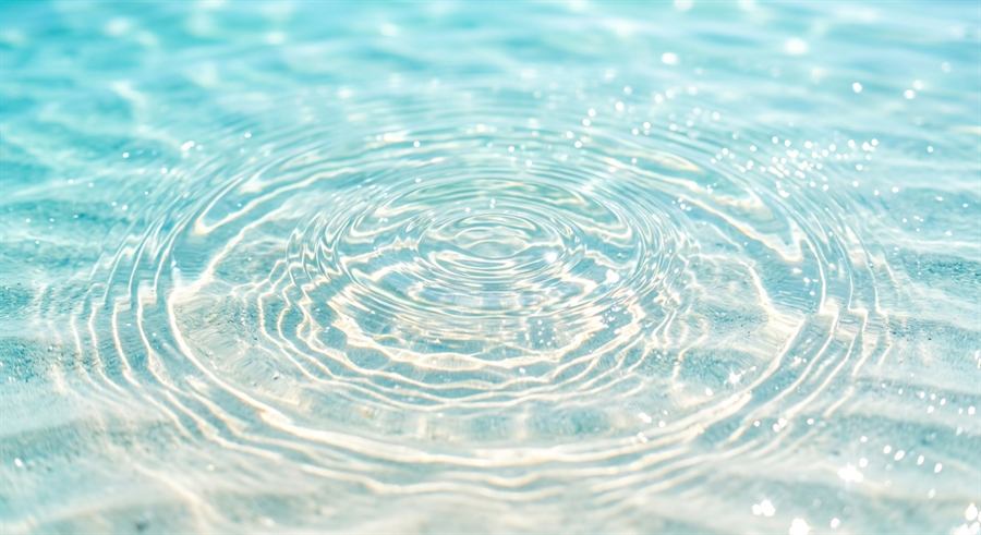陽の光を受けて広がる水面の波紋